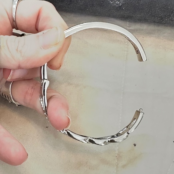 Silver Tone, Braided, Hinged Bangle Bracelet w/Clear Crystals. Vintage. - Picture 7 of 10